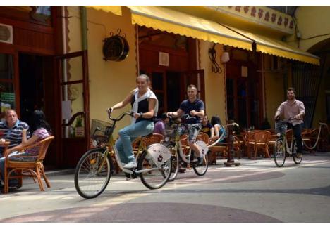 ŞI ECO, ŞI RECLAMĂ. Şefii de la Columbus Cafe, iniţiatorii "free bike sharing-ului" din Oradea, adică ai împrumutării gratuite de biciclete, spun că prin acţiunea lor vor să-i determine pe orădeni să gândească mai "eco", dar şi să facă reclamă cafenelei de sub Pasajul Vulturul Negru. Ce-i drept, au cu ce...